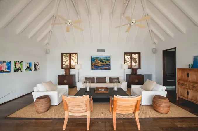 Ella - Interior